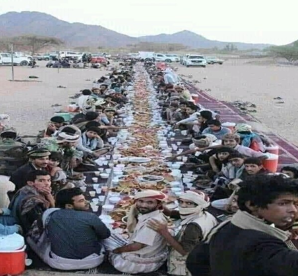 شاهد أطول مائدة إفطار رمضانية في اليمن تشعل مواقع التواصل ( صورة )