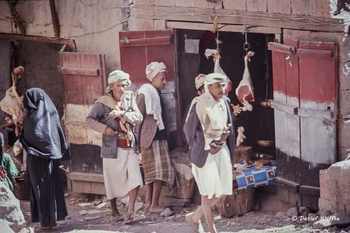 شاهد .. يمنيون يتسوقون امام جزارة بيع اللحم وهذا هو سعره قديما.. والغريب بالصورة التي في واجهة المحل ؟ ( صورة )