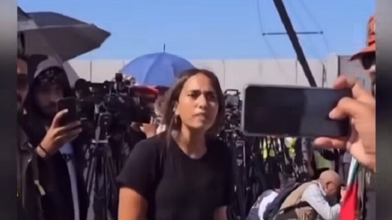 ناشطة مصرية تصب غضبها على مراسلة قناة سي إن إن الأمريكية أمام معبر رفح 