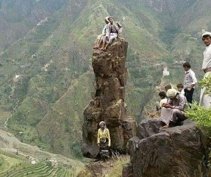 شاهد صورة بغاية الجمال لمنطقة يمنية تحيطها الجبال و الخضرة من كل جانب تشعل مواقع التواصل