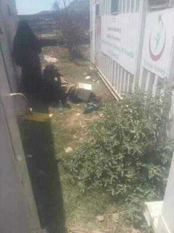 يمنية تضع طفلها في حوش المستشفى