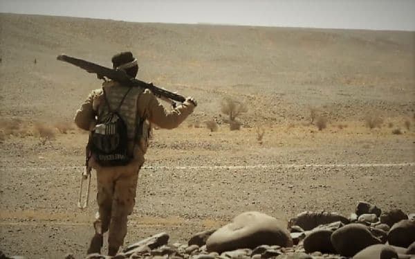 شاهد: جندي يمني شجاع يواجه 5 حوثيين من مسافة صفر على شاهق جبلي في جبهة مأرب ويقتل 2 منهم في الحال ( فيديو )