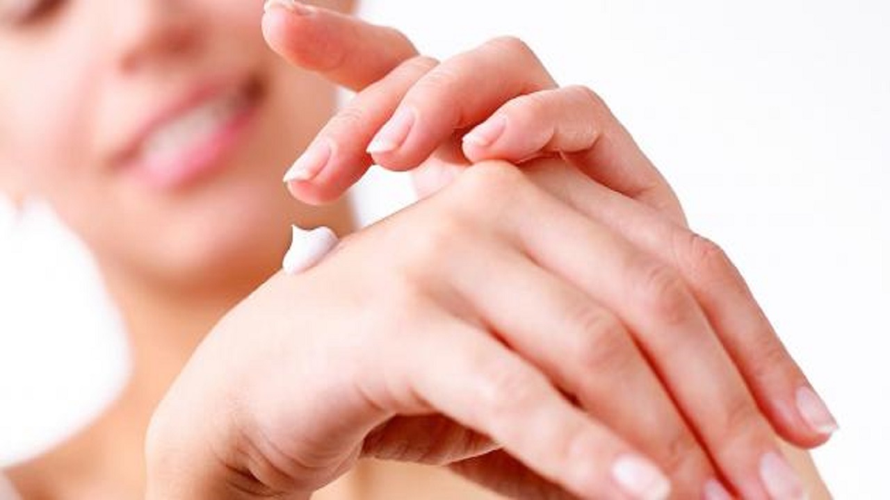 8 طرق بسيطة لعلاج جفاف اليدين