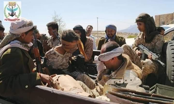 شاهد أول صورة لحظة وصول اسراء الحوثيين مكبلين الى مدينة مأرب