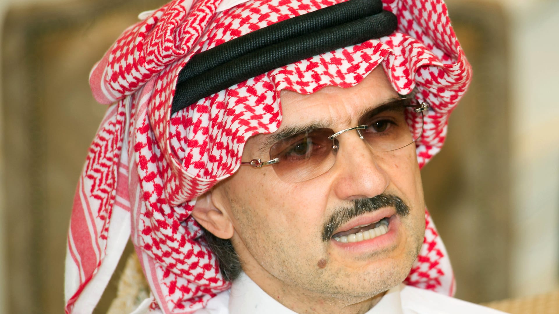 عائلة سعودية تفوقت على الملياردير الوليد بن طلال بثروتها الضخمة !