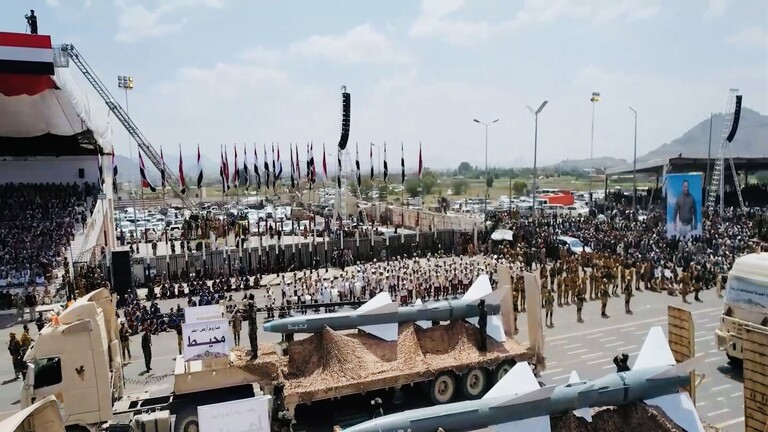 الشرعية اليمنية  تخرج عن صمتها  .. وزير يؤكد ان الاسلحة التي عرضتها جماعة الحوثيين بصنعاء تابعة لهذا الطرف !