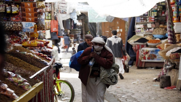 تراجع تحويلات اليمنيين.. تضاؤل مداخيل الأسر وتصاعد أزمة المعيشية