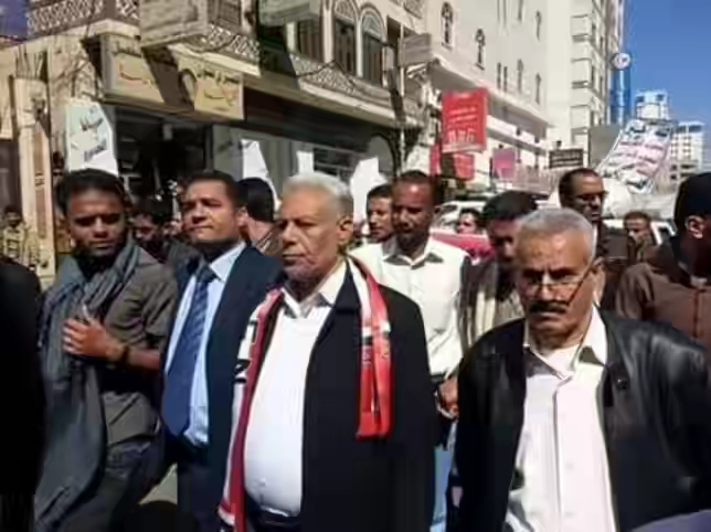  أول تظاهرة غاضبة خرجت في قلب العاصمة صنعاء ضد الإنقلاب الحوثي و هذا هو الشخص الذي كان يتقدمها؟ .. الاسم وصورة