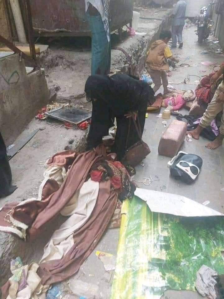 أحزنت الجميع .. شاهد صورة تدمي القلب لأسرة يمنية فقيرة طردها مالك المنزل وألقى بأدواتها إلى الشارع