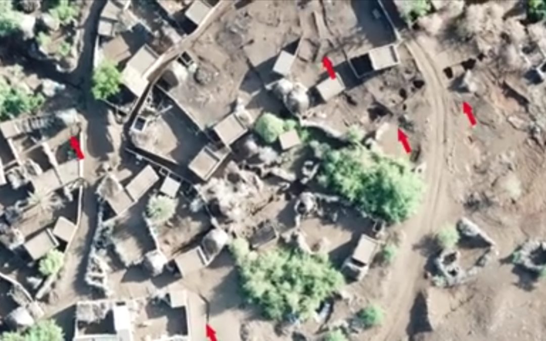 شاهد ..كيف يحول الحوثي منازل المواطنين في الحديدة إلى ثكنات عسكرية