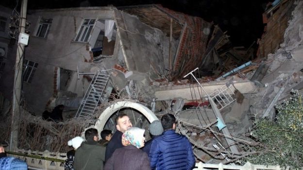 زلزال مدمر يضرب تركيا وانباء عن  وقوع قتلى وجرحى وتدمير بعض المباني .. (مزيد من التفاصيل)