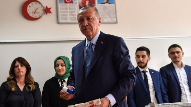 أعلن الرئيس التركي رجب طيب إردوغان فوزه بالانتخابات الرئاسية من الجولة الأولى.