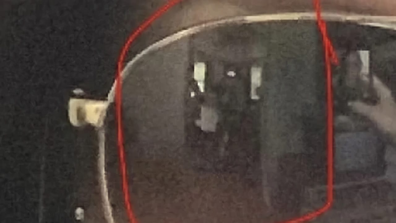 ظهور أشباح على نظارة فتاة أثناء التقاطها صورة سيلفي