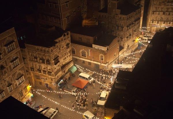 يحدث في صنعاء معارك شوارع عنيفة  و مسلحون يسيطرون على شارع رئيسي وتضيق الخناق على جماعة الحوثي في مداخل العاصمة ( تفاصيل )