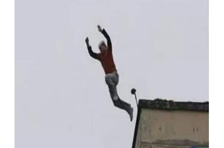 مصر :  مدرس يقفز من الطابق الخامس حزنا على 
