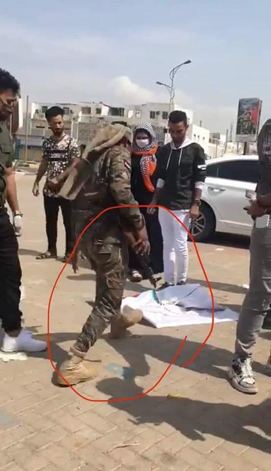 مسلحو الانتقالي يعتدون على عدد من وزراء الحكومة و يدوسون العلم السعودي وسط مدينة عدن .. صورة 