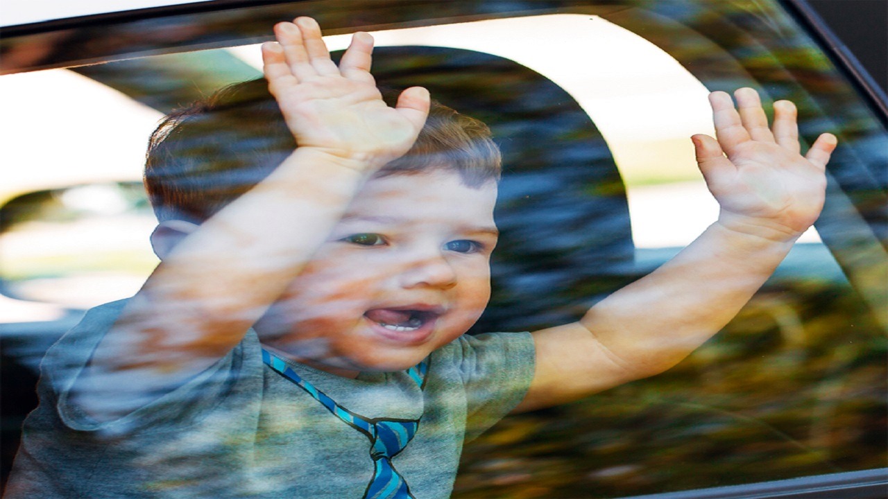 جهاز جديد يحمي الأطفال من خطورة تركهم بالسيارة
