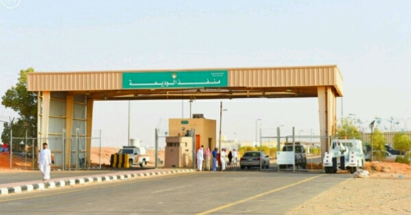السلطات تضبط شاحنة ضخمة قادمة من صنعاء كانت في طريقها إلى السعودية .. وهذا ماتحمله ! ( شاهد الصور )
