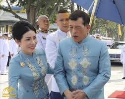 ملك تايلاند يصدر أمرًا ملكيًا بشأن عشيقته