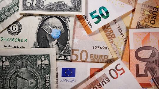 اليورو يقفز والدولار يهوي لأدنى مستوى في عامين متأثرا بكورونا