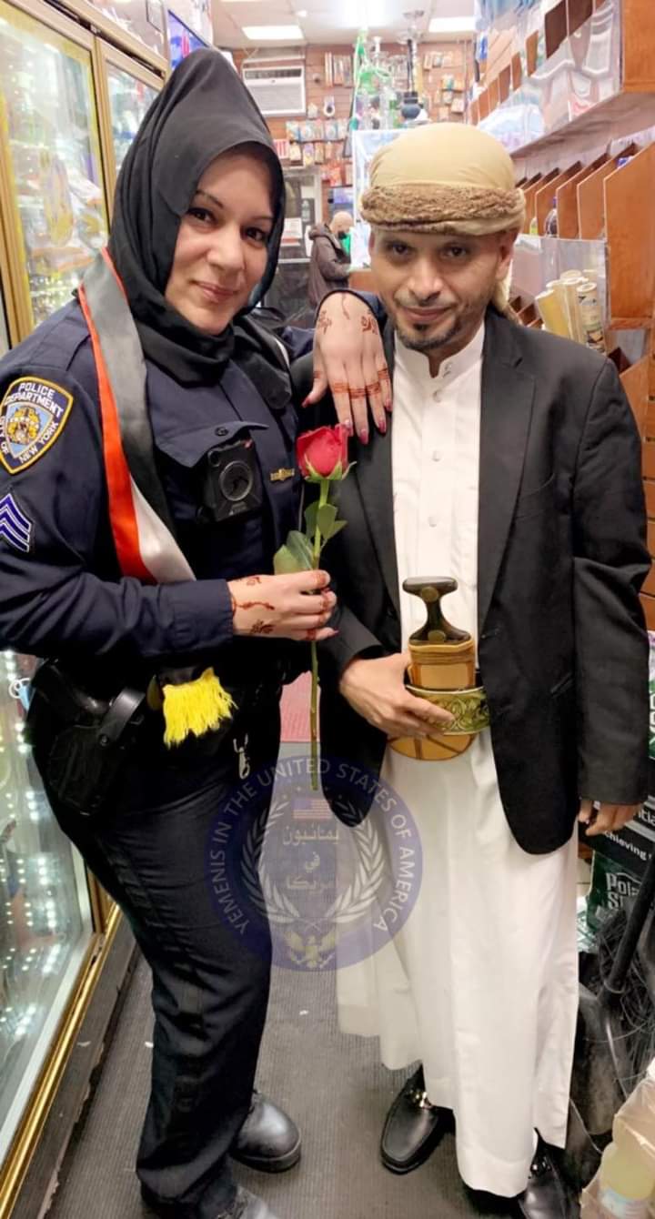 قصة شرطية في أمريكا اعلنت اعتناقها الإسلام ووقعت في شراك حب شاب يمني وتزوجت منه 