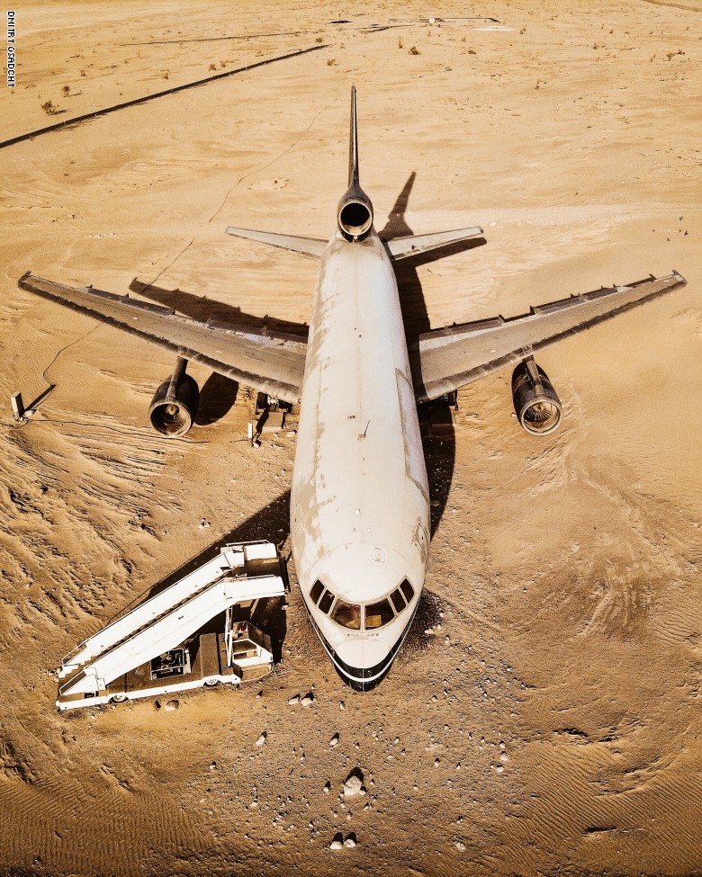 طائرة في ابو ظبي