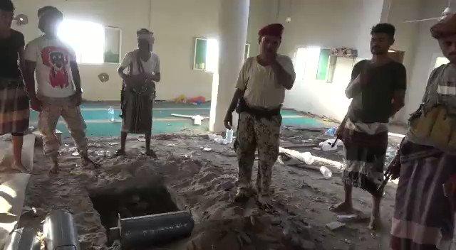 شاهد بالفيديو .. قوات المشتركة تعثر على شيء صادم داخل أحد مساجد الحديدة بعد فرار الحوثيين
