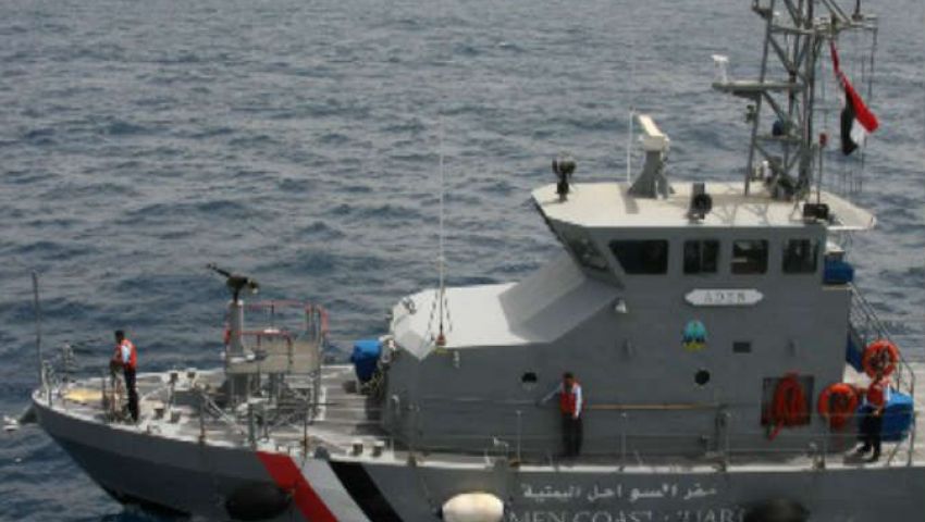 الشرطة اليمنية تشتبه بقارب  .. وعند محاصرته والقبض عليه هذا ماوجدوه  .. شاهد (صور)