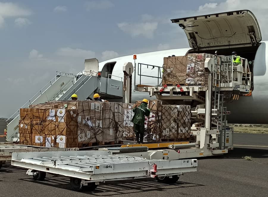 وصول طائرة عملاقة إلى مطار صنعاء الدولي وهذا ماتحمله ! .. صورة 